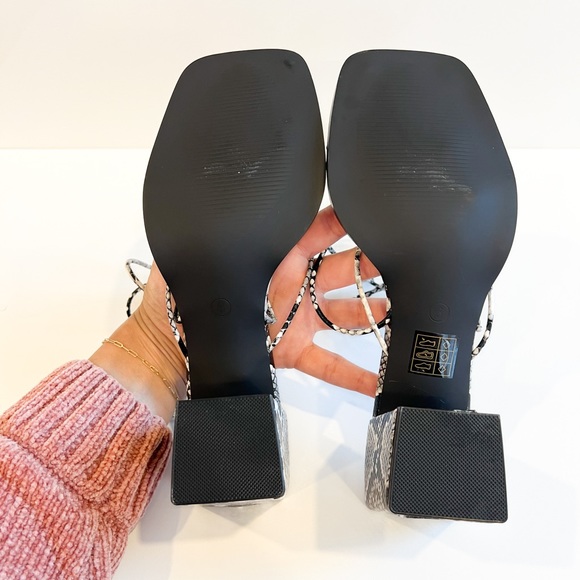 New Pretty Little Thing Snake Embossed Thong Block Heel Sandals Womenโs Size 9 - Picture 8 of 8